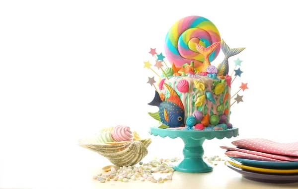 美人鱼主题糖果场蛋糕与五颜六色的闪光尾巴 贝壳和海洋生物顶部为孩子 青少年 新奇的生日和党的庆祝活动 — 图库照片