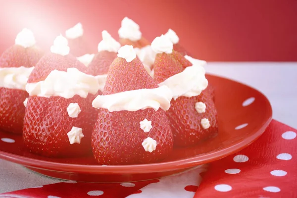 Dulces de Navidad Fresa Santas en mesa temática roja y blanca . — Foto de Stock