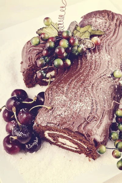 Natal estilo retro yule log bolo de chocolate — Fotografia de Stock