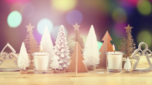 Fila de adornos del árbol de Navidad frente a las luces bokeh . — Foto de Stock