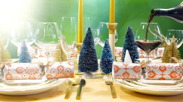 Weihnachtlicher Mittagstisch in modernem Gold, Kupfer und Weiß, Gartengestaltung. — Stockfoto