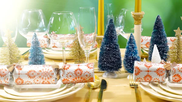 Mesa de almuerzo de Navidad en oro moderno, cobre y tema blanco, ajuste de jardín . — Foto de Stock