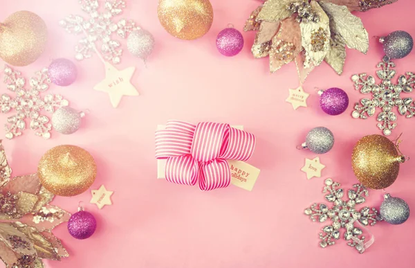 Kleurrijke Kerst Overhead Moderne Roze Goud Zilver Thema Cadeau Ornamenten — Stockfoto