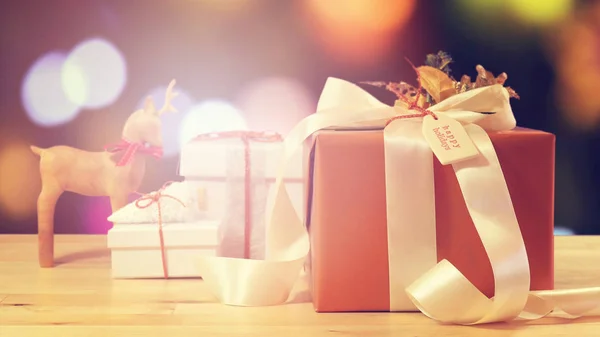 Modern altın, bakır ve beyaz Noel hediyesi sarmış — Stok fotoğraf