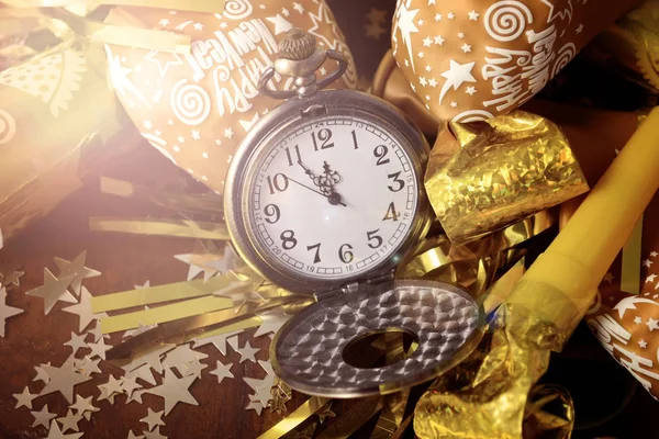 Altın yeni yıl partisi süslemeleri ile lens flare filtre.