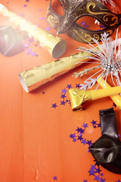 ダークウッドのテーブル背景に適用されているフィルター レンズ フレアの幸せな新年パーティの装飾 — ストック写真