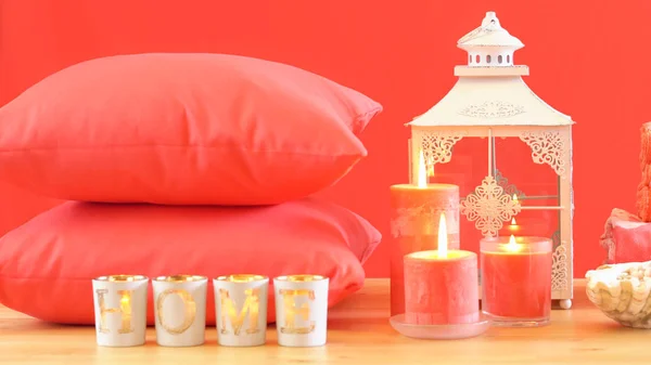 Living Coral 2019 Color of the Year homewares table setting. — Stock Photo, Image