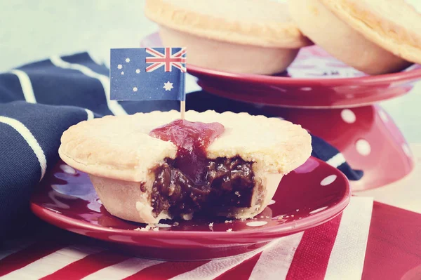 Tradicional Australian Meat Pies, com filtro de lavagem vintage aplicado . — Fotografia de Stock