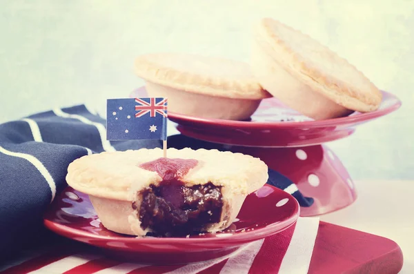 Tradicional Australian Meat Pies, com filtro de lavagem vintage aplicado . — Fotografia de Stock