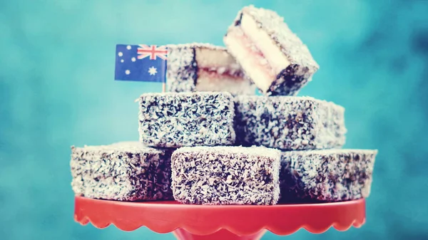 Kultowego tradycyjne australijskiej partii żywności, ciasta Lamington, vintage. — Zdjęcie stockowe