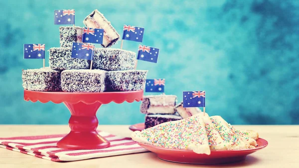 象徴的な伝統的なオーストラリア党食品、ラミントン ケーキ、妖精パン, — ストック写真
