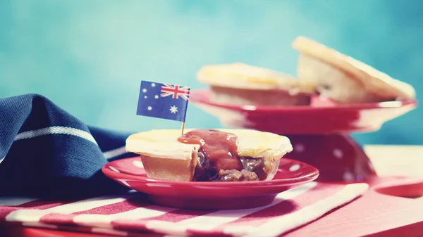 Traditionele Australische vleespasteien voor Australia Day viering, vintage wassen. — Stockfoto