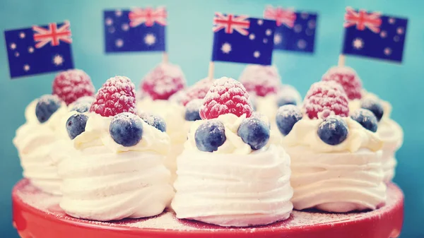 Australische Mini-Pavlovas und Fahnen mit Vintage-Waschfilter. — Stockfoto