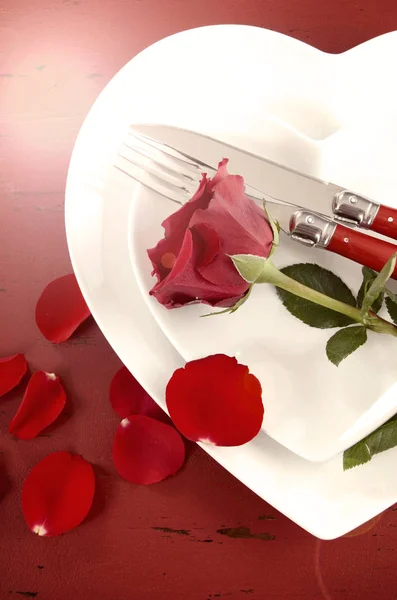 Alla hjärtans dag tabell inställningen närbild med rosor på tallrikar — Stockfoto