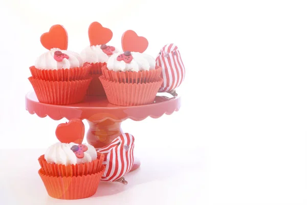 レンズ フレアの赤と白のバレンタインデー カップケーキ. — ストック写真