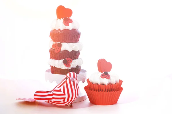 Czerwone i białe Walentynki cupcakes z Flara obiektywu. — Zdjęcie stockowe