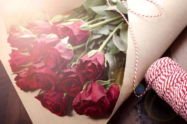 San Valentino avvolgente Rose rosse con bagliore lente . — Foto Stock