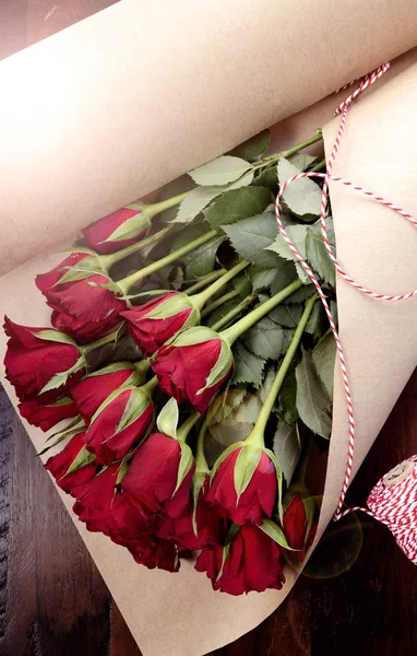 Envolvendo Dia dos Namorados Rosas vermelhas com brilho da lente . — Fotografia de Stock