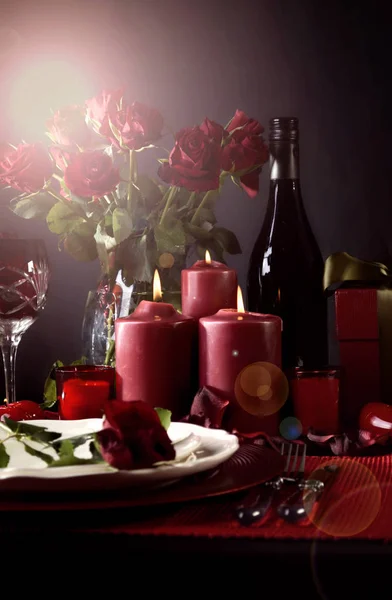 Romantyczne Walentynki stół ustawienie z Flara obiektywu — Zdjęcie stockowe