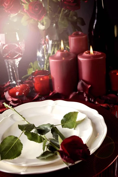 Ajuste romántico de la mesa de día de San Valentín con destello de lente —  Fotos de Stock