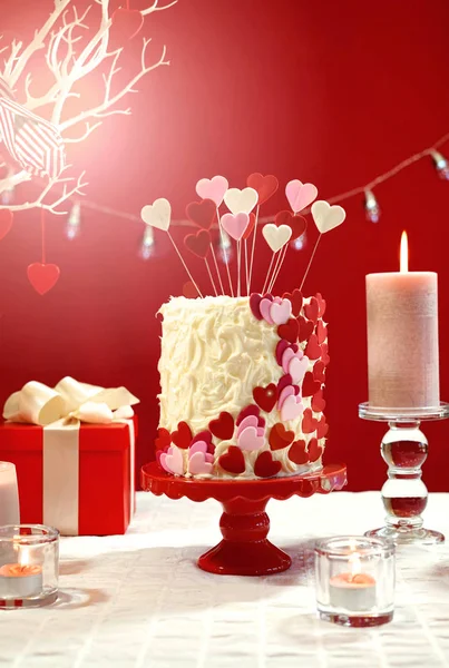Alla hjärtans dag fest bord med showstopper hjärtan tårta med linsen flare. — Stockfoto