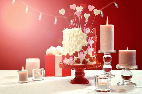 Mesa de fiesta de San Valentín con corazón showstopper pastel con lente llamarada . —  Fotos de Stock