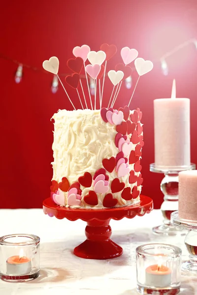 Table de fête Saint-Valentin avec cœurs showstopper gâteau avec fusée éclairante . — Photo