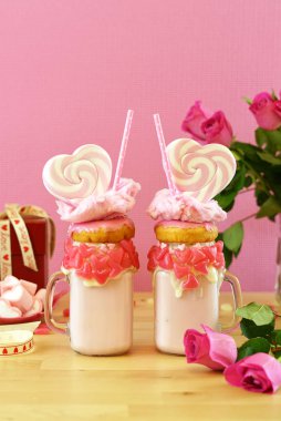 Sevgililer günü ucube lolipop ve çörek şeklinde kalple sallıyor.