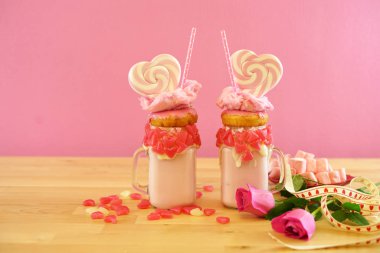 Sevgililer günü ucube lolipop ve çörek şeklinde kalple sallıyor.