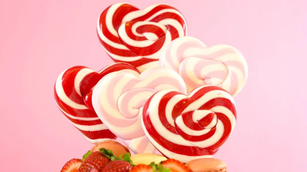 聖バレンタインデーのトレンド キャンディランド ファンタジー点滴ノベルティ ケーキ ハート型のキャンディー お菓子や新鮮なイチゴで飾られました — ストック写真