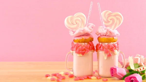 Saint-Valentin freak shakes avec sucettes en forme de coeur et beignets . — Photo