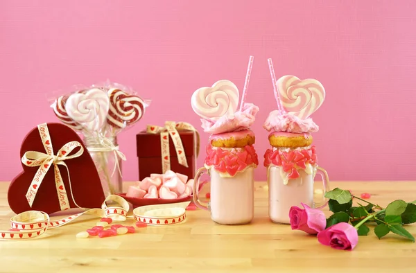 Valentinstag Freak Shakes mit herzförmigen Lutschern und Donuts. — Stockfoto