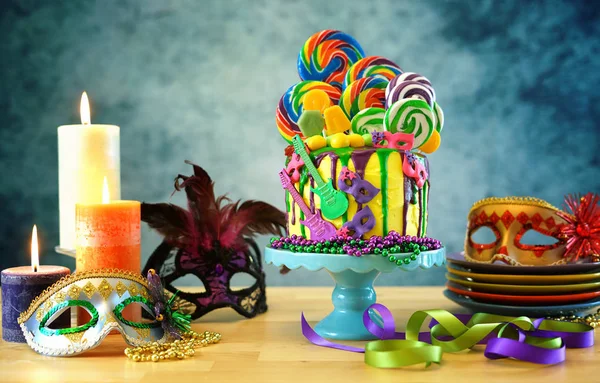 Mardi Gras thema trendy candyland fantasie infuus taart. — Stockfoto