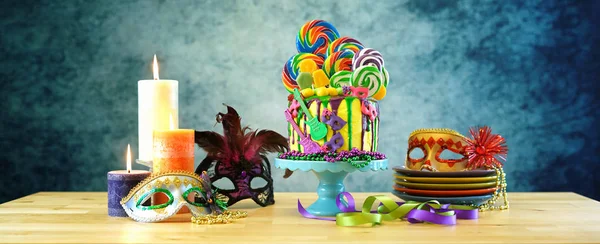Mardi Gras tema Tarih-eğilim candyland fantezi damla kek. — Stok fotoğraf