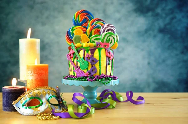 Mardi Gras tema på-trend candyland fantasy dropp tårta. — Stockfoto