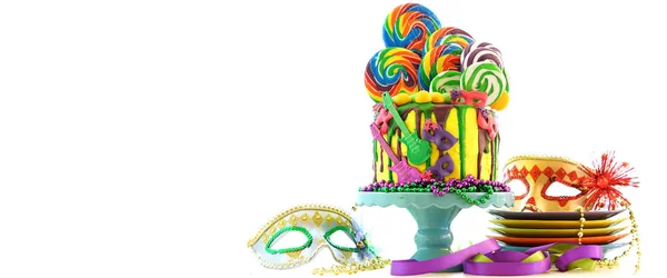 Mardi Gras tema na tendência candyland fantasia gotejamento bolo . — Fotografia de Stock