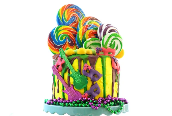 Mardi Gras thème sur la tendance candyland fantaisie goutte à goutte gâteau . — Photo