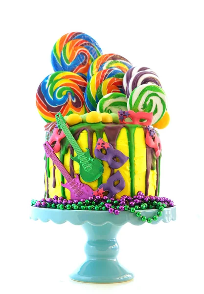 Mardi Gras tema na tendência candyland fantasia gotejamento bolo . — Fotografia de Stock