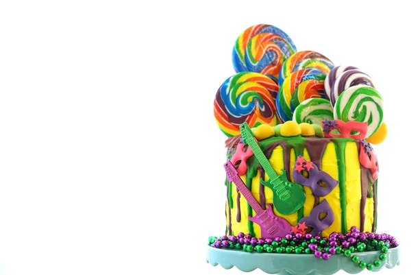 Mardi Gras téma trend candyland fantasy odkapávací dort. — Stock fotografie