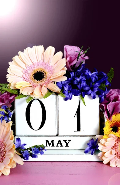 Szczęśliwy dzień maja kalendarz z kwiatami z Flara obiektywu. — Zdjęcie stockowe