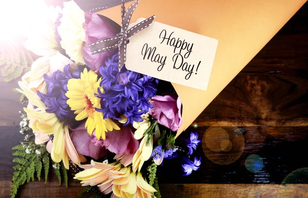 Feliz dia de maio presente tradicional de flores da primavera com brilho da lente . — Fotografia de Stock