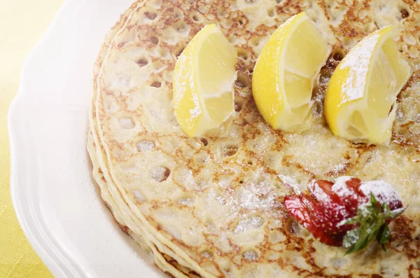 Pancake Shrove Martedì frittelle in testa con brillamento lente . — Foto Stock