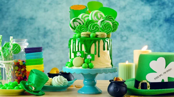 St Patricks Day candyland DROPP tårta och part tabell. — Stockfoto