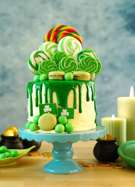 St Patricks Day candyland drip cake and party table. — Stock Photo, Image