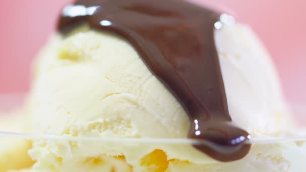 Sommerliches Vanilleeis Makro Nahaufnahme Mit Schokoladensauce — Stockvideo