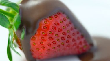 Çilek meyve çikolata sos kaplı makro closeup.