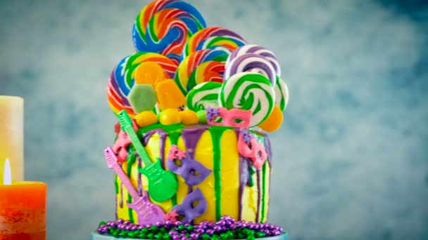 Mardi Gras theme on-trend candyland fantasy drip cake. — Stock Video