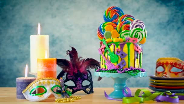 Mardi Gras Tema Trend Candyland Fantasia Goccia Torta Sulla Tavola — Video Stock