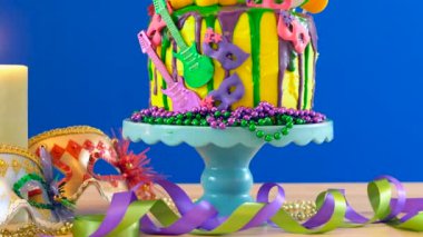 Mardi Gras Tema Tarih-eğilim candyland fantezi damla kek, chroma anahtar arka plan.