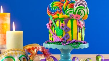 Mardi Gras Tema Tarih-eğilim candyland fantezi damla kek, chroma anahtar arka plan.